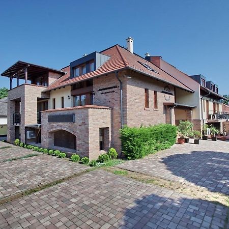 Varfuerdo Panzio Gyula Buitenkant foto