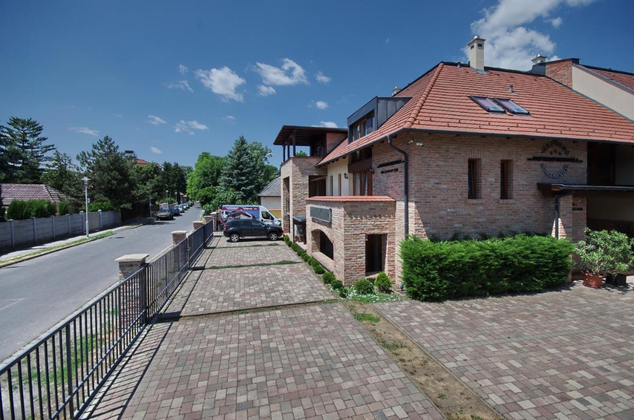 Varfuerdo Panzio Gyula Buitenkant foto